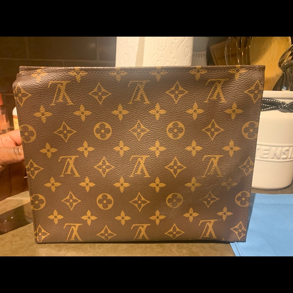 LOUIS VUITTON
Monogram Toiletry Pouch 26